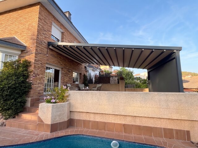 Pérgola de lona tensada CERCA instalada sobre una terraza con piscina